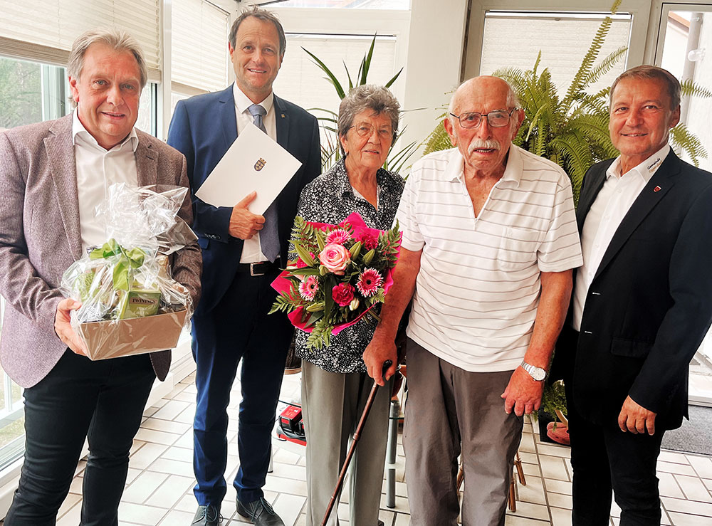 Gemeindevertreter ehren älteres Paar in Oberwart mit Geschenk und Urkunde.
