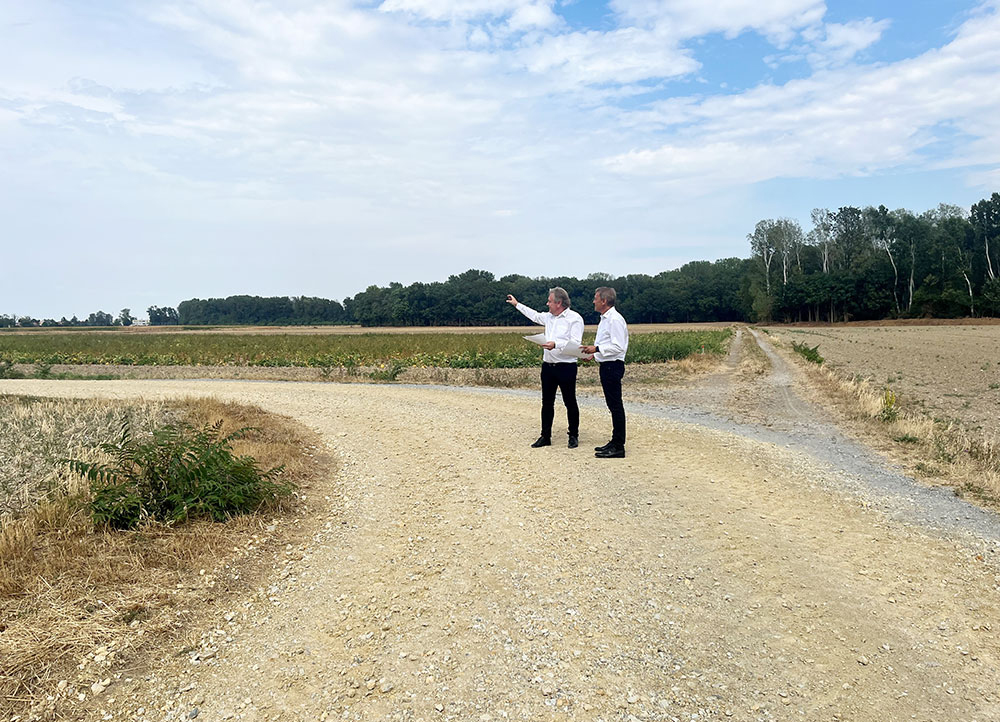 Zwei Männer im Gespräch auf einem Feldweg in Niederösterreich